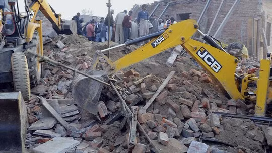 Cần cẩu được điều động đến hiện trường tìm kiếm các nạn nhân bị chôn vùi. Ảnh: AP