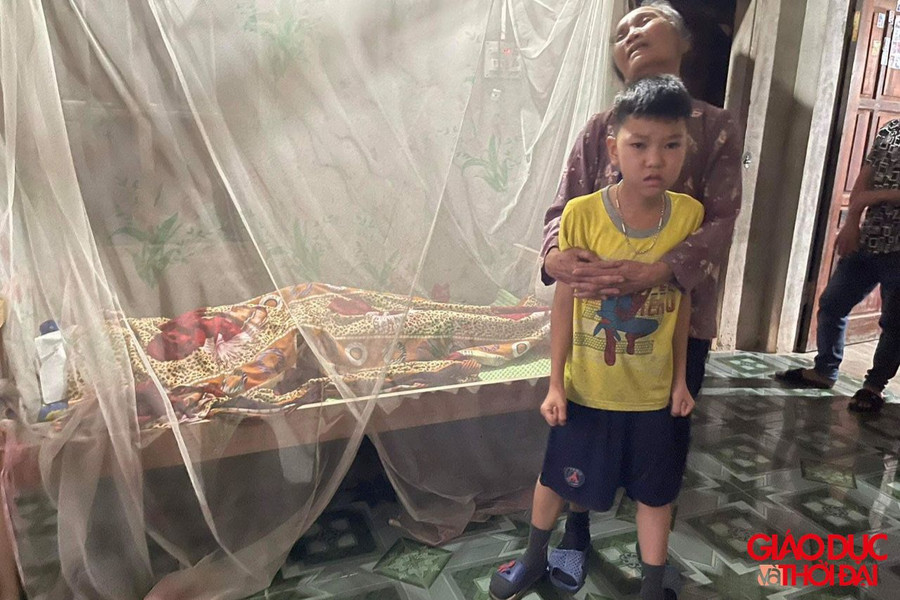 Mạnh và bà nội cháu khóc ngất bên thi thể anh Thuần. Mạnh và bà nội cháu khóc ngất bên thi thể anh Thuần.