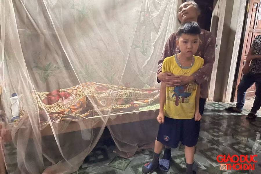 Mạnh và bà nội cháu khóc ngất bên thi thể anh Thuần.