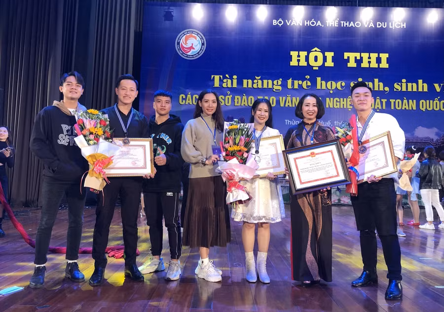 Nhà giáo, nghệ sĩ Hoàng Hiền (thứ 2 từ trái sang) cùng học trò tại Hội thi Tài năng trẻ HSSV các cơ sở đào tạo nghệ thuật toàn quốc 2020.