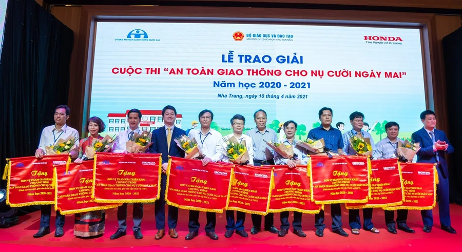 Đoàn Lào Cai nhận giải trong tại Cuộc "ATGT cho nụ cười ngày mai nưm học 2020 - 2021" quốc gia năm 2021.