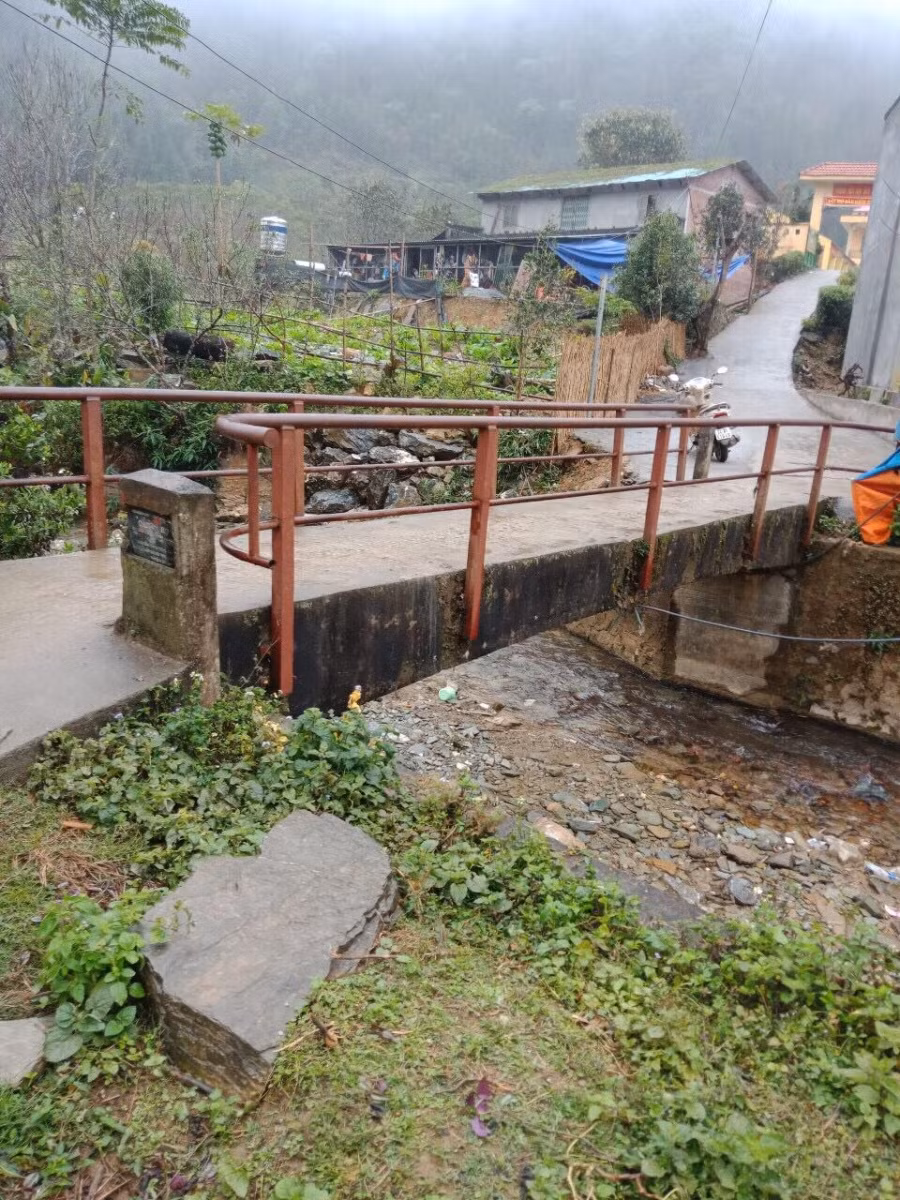 Cây cầu quá hẹp về chiều rộng nên bất tiện trong quá trình lưu thông.