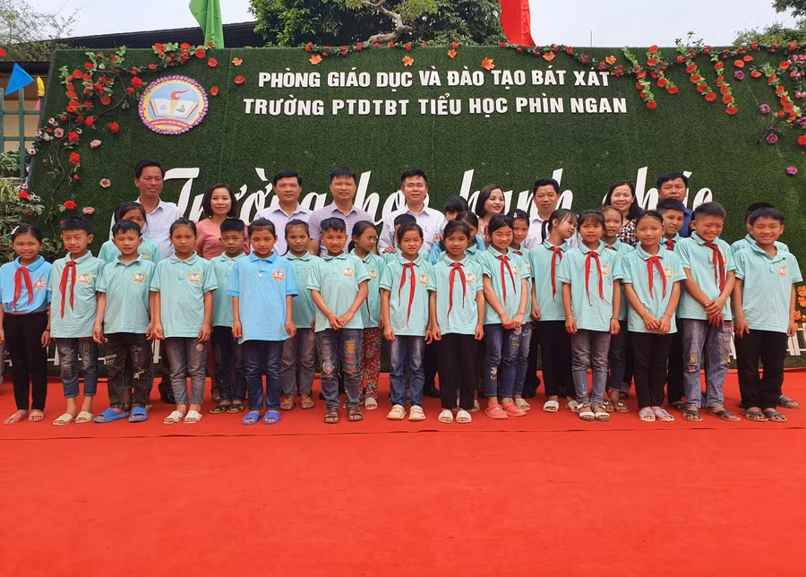 Tẩn Thị Thu Hiền đang học lớp 5 trường PTDTBT TH Phìn Ngan (Bát Xát - Lào Cai)