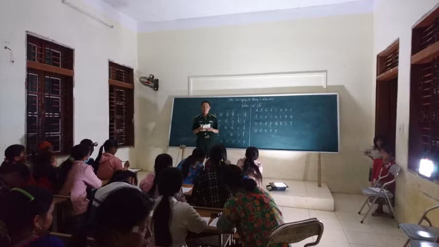 Lớp học xóa mù chữ do Đồn biên phòng Mường Mèo (BCH- BĐBP Sơn La) phụ trách tại xã Mường Lèo.
