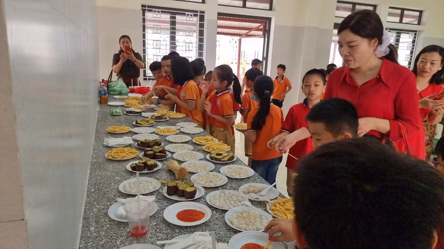 Thăm quan hoạt động giáo dục kĩ năng sống của HS trường TH Nguyễn Du