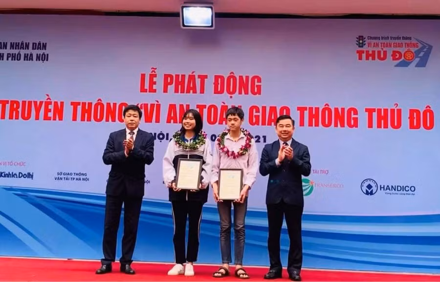 2 HS đạt giải Nhất tại cuộc thi "Vì an toàn giao thông Thủ đô" trên Internet.