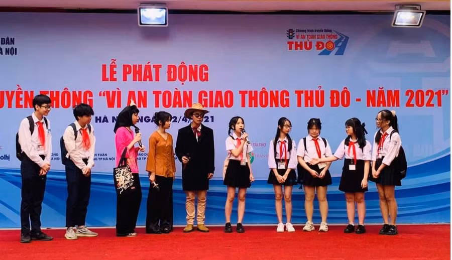 HS Trường THCS Giáp Bát trong vở kịch phòng về đề tài an toàn giao thông. 
