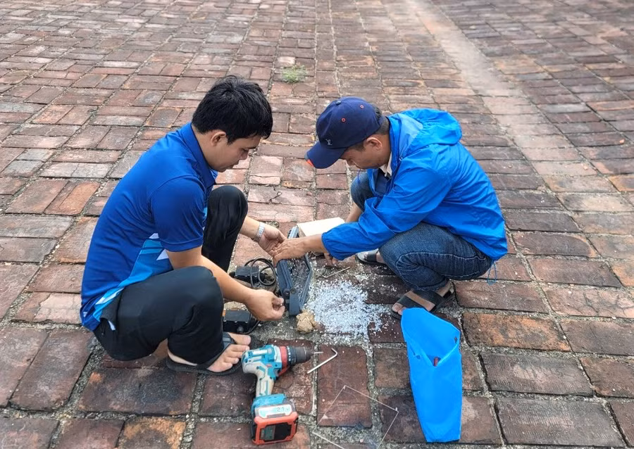 Thay mới hệ thống cụm đèn tại Kỳ đài Kinh thành Huế bị đập phá.