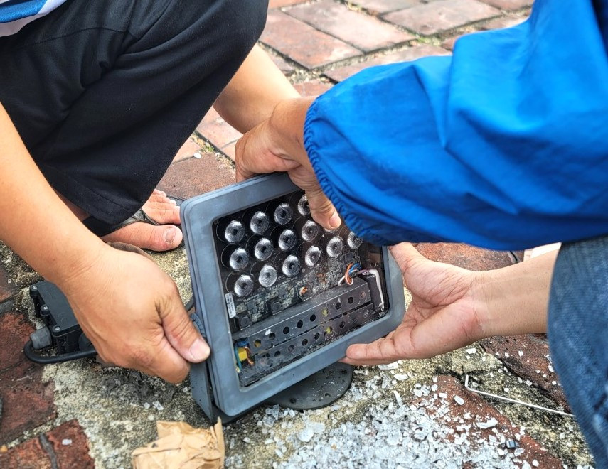 Hệ thống đèn hư hại được thay mới. Hệ thống đèn hư hại được thay mới.