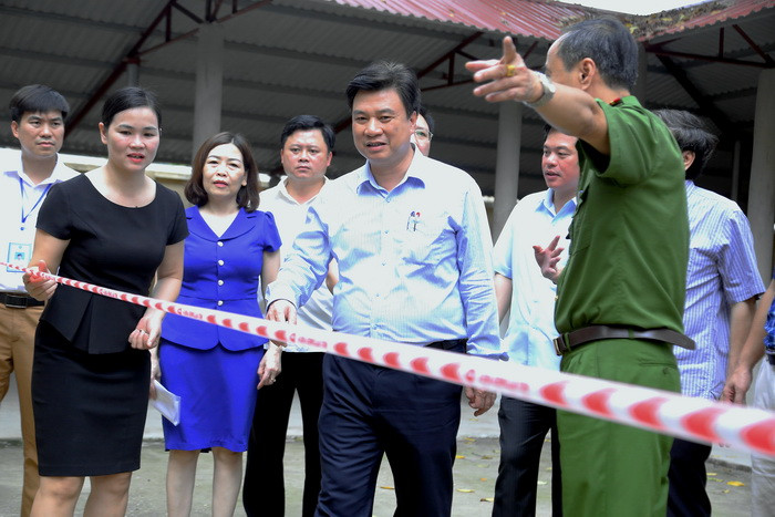 Điểm thi này đã chuẩn bị chu đáo CSVC, khu vực thi đã được cách ly bằng ruy băng cảnh báo người không nhiệm vụ tránh xa khu vực được an ninh bảo vệ. Ảnh: Việt Hà Điểm thi này đã chuẩn bị chu đáo CSVC, khu vực thi đã được cách ly bằng ruy băng cảnh báo người không nhiệm vụ tránh xa khu vực được an ninh bảo vệ. Ảnh: Việt Hà