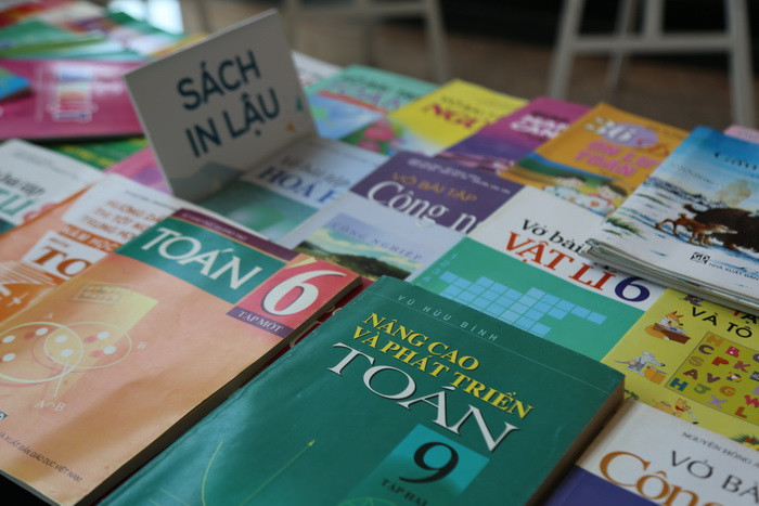 Sách giả được trưng bày bên lề triển lãm để đại biểu, khách mời phân biệt, nhận biết.Ảnh: VIệt Hà Sách giả được trưng bày bên lề triển lãm để đại biểu, khách mời phân biệt, nhận biết.Ảnh: VIệt Hà