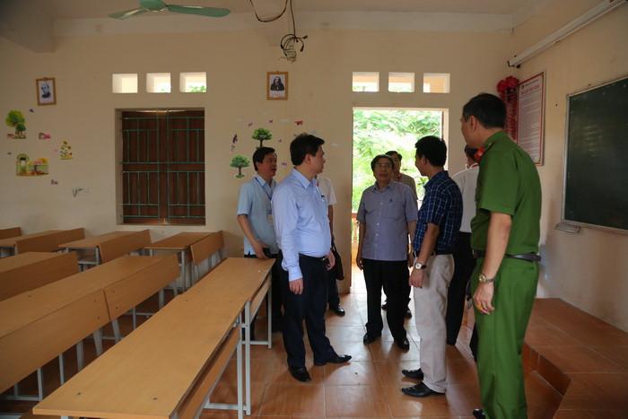 ..... Những điểm thi có thí sinh tự do phải tăng cường quản lý thí sinh, nhất là những thí sinh thi xong bài thi thành phân bài tổ hợp, điểm thi phải có phòng chờ cho các em đợi thi xong môn thành phần cuối cùng mới được ra khỏi khu vực thi, đề phòng lộ, lọt đề. Ảnh: Việt Hà ..... Những điểm thi có thí sinh tự do phải tăng cường quản lý thí sinh, nhất là những thí sinh thi xong bài thi thành phân bài tổ hợp, điểm thi phải có phòng chờ cho các em đợi thi xong môn thành phần cuối cùng mới được ra khỏi khu vực thi, đề phòng lộ, lọt đề. Ảnh: Việt Hà