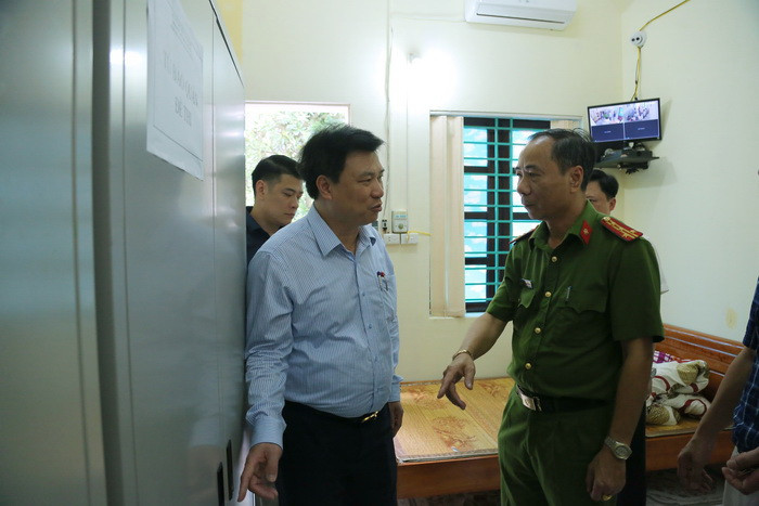 Camera giám sát trong phòng bảo quản đề thi, bài thi phải có đèn báo hiệu hoạt động, cần thiết trang bị màn hình kiểm tra tín hiệu camera giám sát. Ảnh: Việt Hà Camera giám sát trong phòng bảo quản đề thi, bài thi phải có đèn báo hiệu hoạt động, cần thiết trang bị màn hình kiểm tra tín hiệu camera giám sát. Ảnh: Việt Hà