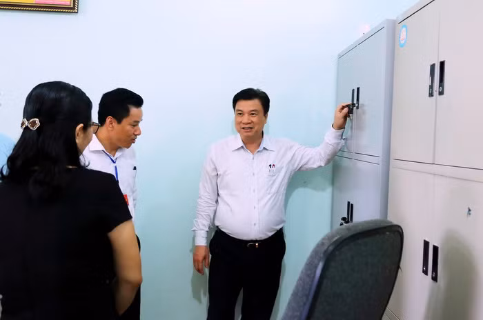 Bảo quản đề thi và bài thi tại Điểm thi, theo quy chế thi: "Đề thi và bài thi phải được bảo quản trong các tủ riêng biệt. Tủ đựng đề thi, tủ đựng bài thi phải đảm bảo chắc chắn, phải được khóa và niêm phong chìa khóa do Trưởng Điểm thi giữ". Thứ trưởng lưu ý thêm: chìa khóa tủ đựng đề thi, bài thi do Trưởng điểm thi giữ và chỉ có một chìa, chìa khóa phải được niêm phong để đảm bảo không có nhiều bản sao chìa khóa trước khi đưa vào sử dụng bảo quản đề thi, bài thi. Ảnh: Việt Hà