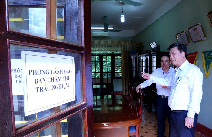 Tại cụm thi Hà Giang, Thứ trưởng lưu ý Hội đồng thi bố trí riêng cho Ban Chấm thi trắc nghiệm và Ban chấm thi tự luận mỗi Ban một tổ thư ký; Tổ này độc lập với thư ký Hội đồng thi, giúp việc cho các Ban này chuẩn bị các văn bản, tài liệu, mẫu biểu, biên bản phục vụ công tác chấm thi, giao nhận bài thi từ thư ký Hội đồng thi; giám sát thực hiện quy trình chấm thi và thực hiện các công việc khác theo phân công của Trưởng ban… Ảnh: Việt Hà Tại cụm thi Hà Giang, Thứ trưởng lưu ý Hội đồng thi bố trí riêng cho Ban Chấm thi trắc nghiệm và Ban chấm thi tự luận mỗi Ban một tổ thư ký; Tổ này độc lập với thư ký Hội đồng thi, giúp việc cho các Ban này chuẩn bị các văn bản, tài liệu, mẫu biểu, biên bản phục vụ công tác chấm thi, giao nhận bài thi từ thư ký Hội đồng thi; giám sát thực hiện quy trình chấm thi và thực hiện các công việc khác theo phân công của Trưởng ban… Ảnh: Việt Hà