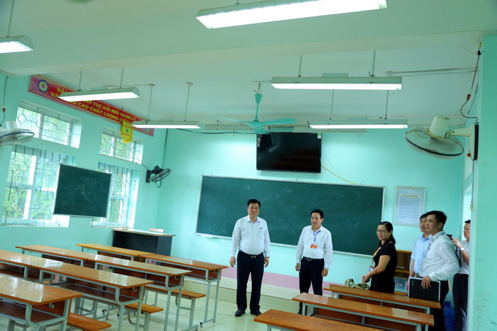 Tại các cụm thi, Thứ trưởng đặc biệt yêu cầu: BCĐ thi phải làm việc với ngành điện lực ưu tiên phụ tải các điểm thi, nơi chấm thi, có nguồn điện dự phòng đảm bảo cho camera giám sát hoạt động, giám sát suốt quá trình bảo quản đề thi, bài thi .... Ảnh: Việt Hà Tại các cụm thi, Thứ trưởng đặc biệt yêu cầu: BCĐ thi phải làm việc với ngành điện lực ưu tiên phụ tải các điểm thi, nơi chấm thi, có nguồn điện dự phòng đảm bảo cho camera giám sát hoạt động, giám sát suốt quá trình bảo quản đề thi, bài thi .... Ảnh: Việt Hà