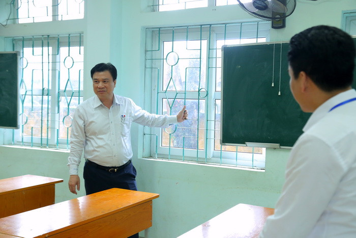 Các điểm thi phải rà soát lại những phòng thi sát với khu dân cư có cửa kính trong suốt phải dán kín lại, đảm bảo ở ngoài không quan sát vào trong phòng thi được để bảo mật, an toàn đề thi. Ảnh: Việt Hà Các điểm thi phải rà soát lại những phòng thi sát với khu dân cư có cửa kính trong suốt phải dán kín lại, đảm bảo ở ngoài không quan sát vào trong phòng thi được để bảo mật, an toàn đề thi. Ảnh: Việt Hà