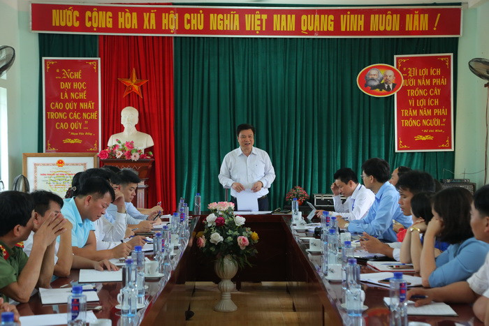 Tại điểm thi trường THPT Hùng An, thứ trưởng yêu cầu: Trước khi vào thi, CBCT nhắc nhở thí sinh không mang tài liệu, điện thoại, thiết bị công nghệ cao vào phòng thi. Nhắc nhở để các em kiểm tra lại một lần nữa trước cửa phòng thi, tự giác giao nộp nếu mang theo. Ảnh: Việt Hà Tại điểm thi trường THPT Hùng An, thứ trưởng yêu cầu: Trước khi vào thi, CBCT nhắc nhở thí sinh không mang tài liệu, điện thoại, thiết bị công nghệ cao vào phòng thi. Nhắc nhở để các em kiểm tra lại một lần nữa trước cửa phòng thi, tự giác giao nộp nếu mang theo. Ảnh: Việt Hà