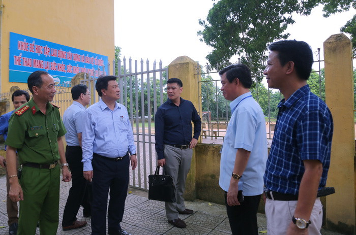 Tại đây, thứ trưởng Nguyễn Hữu Độ lưu ý cổng chính, cổng phụ cũng như khu vực tiếp giáp khu dân cư phải có an ninh, bảo vệ gác giữ, có hạng mục mềm và biển cấm để đảm bảo an toàn trường thi. Tại đây, thứ trưởng Nguyễn Hữu Độ lưu ý cổng chính, cổng phụ cũng như khu vực tiếp giáp khu dân cư phải có an ninh, bảo vệ gác giữ, có hạng mục mềm và biển cấm để đảm bảo an toàn trường thi.