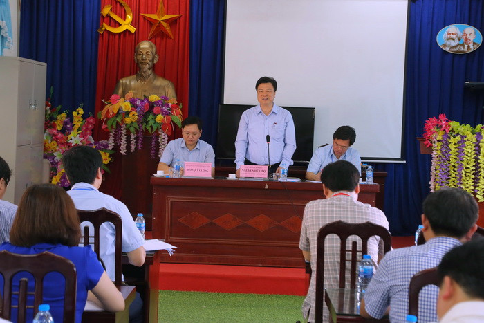 Ở Hội đồng thi Sở GD&ĐT Phú Thọ - Điểm thi trường THPT Đoan Hùng, thứ trưởng yêu cầu Hội đồng thi phải tập huấn, có cẩm nang nhắc việc để cán bộ làm thi. Trong quá trình coi thi, Nếu có thí sinh vi phạm kỷ luật thì CBCT phải lập biên bản xử lý theo đúng quy định. Nếu có tình huống bất thường phải báo cáo ngay cho Trưởng Điểm thi theo quy chế, tuyệt đối không được sáng tạo cách làm. Ảnh: Việt Hà Ở Hội đồng thi Sở GD&ĐT Phú Thọ - Điểm thi trường THPT Đoan Hùng, thứ trưởng yêu cầu Hội đồng thi phải tập huấn, có cẩm nang nhắc việc để cán bộ làm thi. Trong quá trình coi thi, Nếu có thí sinh vi phạm kỷ luật thì CBCT phải lập biên bản xử lý theo đúng quy định. Nếu có tình huống bất thường phải báo cáo ngay cho Trưởng Điểm thi theo quy chế, tuyệt đối không được sáng tạo cách làm. Ảnh: Việt Hà