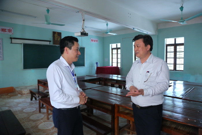 Đây là phòng xử lý kết quả chấm và làm biên bản chấm thi của Ban chấm thi tự luận - Hội đồng thi Sở GD&ĐT Hà Giang. Tại đây, Thứ trưởng Nguyễn Hữu Độ lưu ý với Chủ tịch Hội đồng thi Nguyễn Thế Bình: Ban chấm thi tự luận phải tuân thủ quy trình: quán triệt quy chế thi, thảo luận Hướng dẫn chấm, chấm chung ít nhất 10 bài thi tự luận mỗi môn để rút kinh nghiệm, thống nhất cách vận dụng hướng dẫn chấm; sau đó, tổ chức chấm thi theo quy trình chấm hai vòng độc lập tại hai phòng chấm riêng biệt. Ảnh: Việt Hà Đây là phòng xử lý kết quả chấm và làm biên bản chấm thi của Ban chấm thi tự luận - Hội đồng thi Sở GD&ĐT Hà Giang. Tại đây, Thứ trưởng Nguyễn Hữu Độ lưu ý với Chủ tịch Hội đồng thi Nguyễn Thế Bình: Ban chấm thi tự luận phải tuân thủ quy trình: quán triệt quy chế thi, thảo luận Hướng dẫn chấm, chấm chung ít nhất 10 bài thi tự luận mỗi môn để rút kinh nghiệm, thống nhất cách vận dụng hướng dẫn chấm; sau đó, tổ chức chấm thi theo quy trình chấm hai vòng độc lập tại hai phòng chấm riêng biệt. Ảnh: Việt Hà