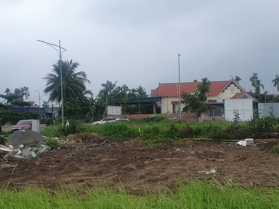 Nguyên vật liệu được vận chuyển từ khu vực đường công vụ Dự án cầu Bến Rừng đổ về khu đấu giá để thực hiện san lấp Nguyên vật liệu được vận chuyển từ khu vực đường công vụ Dự án cầu Bến Rừng đổ về khu đấu giá để thực hiện san lấp