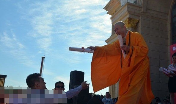 Nam diễn viên từng gây ấn tượng với vai Đường Tăng trong Tây du ký bản 1986 vui vẻ hát giao lưu với khán giả. Ông hạnh phúc khi nhiều người vẫn nhận ra mình. Nam diễn viên từng nổi tiếng với vai Đường Tăng trong Tây du ký bản 1986 vui vẻ hát giao lưu với khán giả.