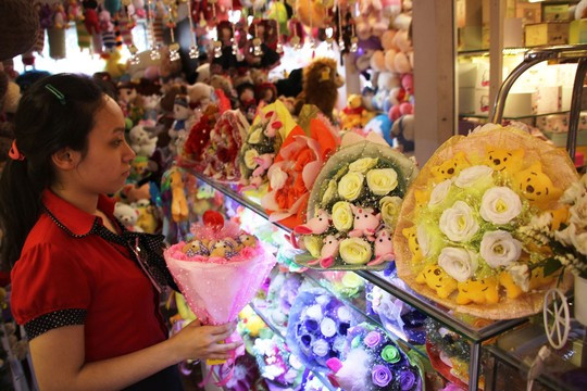 Một cửa hàng bán các sản phẩm cho lễ Tình nhân trên đường Nguyễn Tri Phương (quận 10, TP HCM) Ảnh: LÊ PHONG Một cửa hàng bán các sản phẩm cho lễ Tình nhân trên đường Nguyễn Tri Phương (quận 10, TP HCM) Ảnh: LÊ PHONG