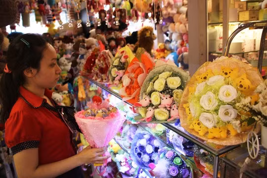 Một cửa hàng bán các sản phẩm cho lễ Tình nhân trên đường Nguyễn Tri Phương (quận 10, TP HCM) Ảnh: LÊ PHONG