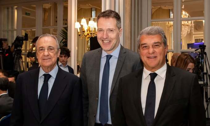 Các lãnh đạo Super League tuyên bố kiện UEFA đòi 3,8 tỷ USD. Các lãnh đạo Super League tuyên bố kiện UEFA đòi 3,8 tỷ USD.