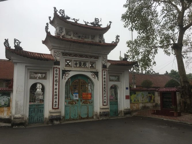 Cổng di tích chùa Vàng.