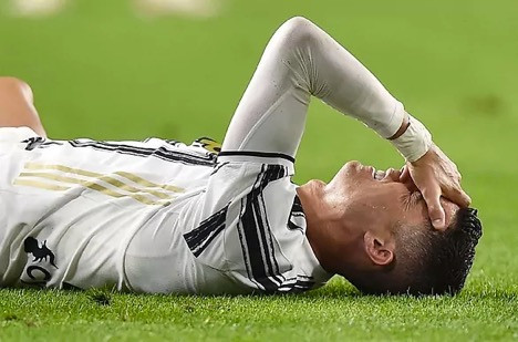 Ronaldo tiếp tục nhận "mưa gạch đá" vì phong độ nghèo nàn tại Juvetus.