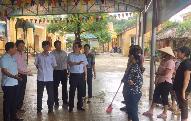 Ông Nguyễn Minh Tường khảo sát thiệt hại về cơ sở vật chất, thiết bị, đồ dùng dạy học và động viên giáo viên các nhà trường khắc phục những thiệt hại do mưa lũ gây ra, chuẩn bị cho năm học mới.