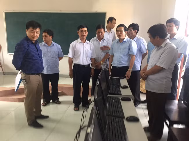 ÔNg Nguyễn Minh Tường đã trao tặng Trường THCS Tề Lễ một phòng máy tính trị giá gần 200 triệu