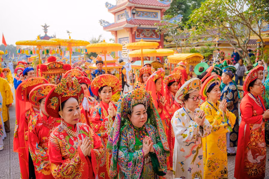 Nhiều hoạt động được diễn ra tại lễ hội như đánh trống khai hội, Lễ cung nghinh, Lễ cáo yết, Lễ chánh tế. Lễ cầu nguyện Quốc thái dân an…