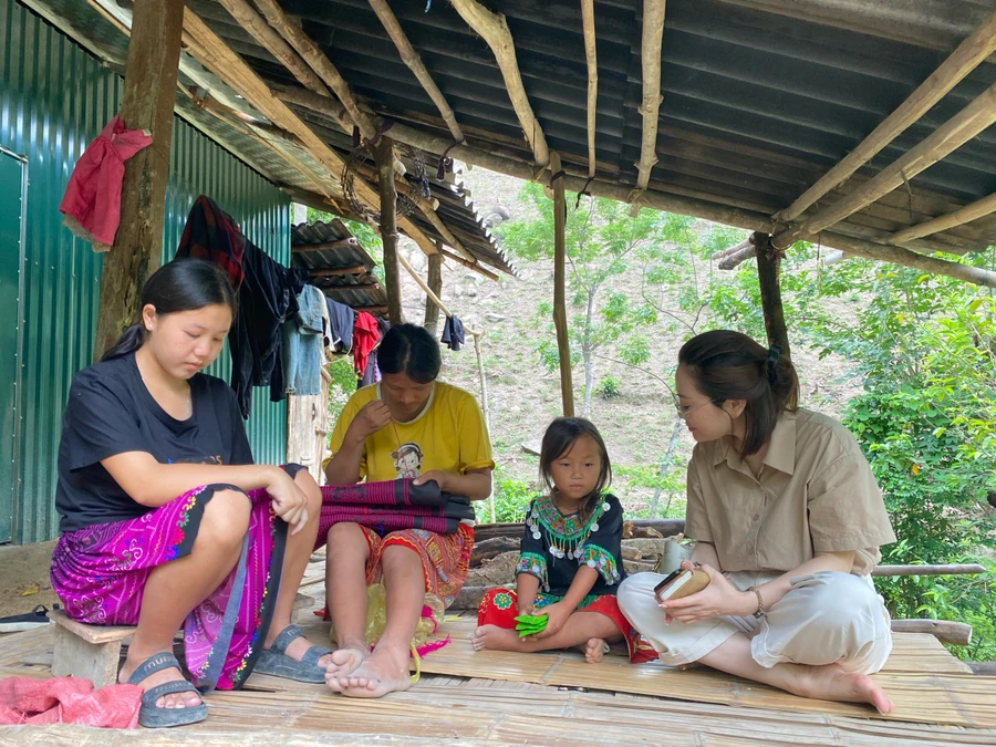 Hai chị em dâu Sung Cá Dua và Sùng Thị Sáng lấy chồng về trong gia đình cả bố và mẹ chồng đều nghiện.