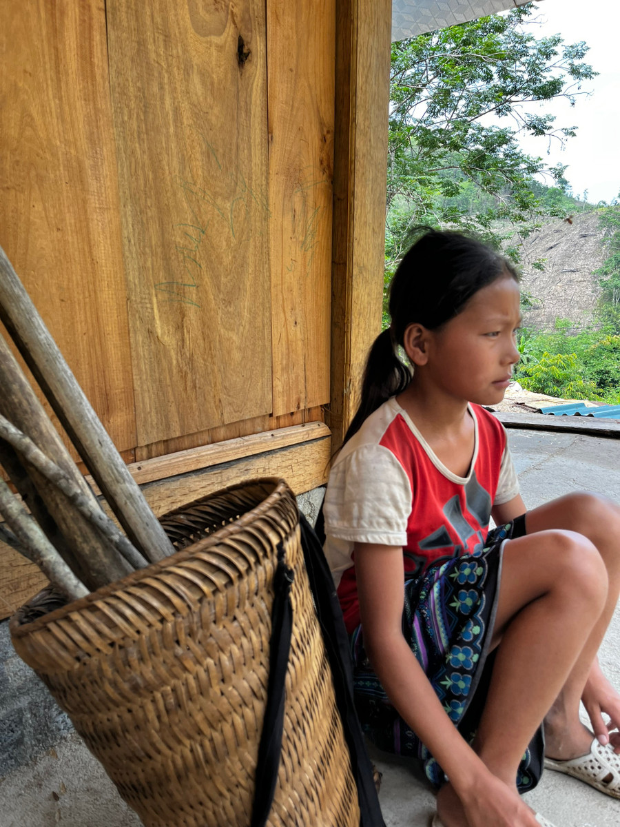 Điều ước duy nhất của cô bé là một ngày dưới chân đồi nhìn thấy bóng dáng mẹ trở về. Điều ước duy nhất của cô bé là một ngày dưới chân đồi nhìn thấy bóng dáng mẹ trở về.