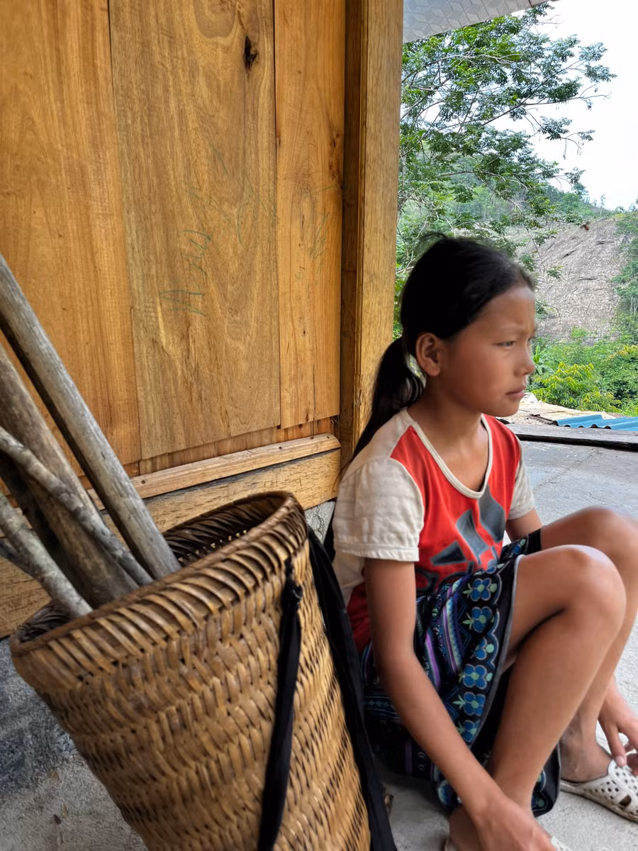 Điều ước duy nhất của cô bé là một ngày dưới chân đồi nhìn thấy bóng dáng mẹ trở về.