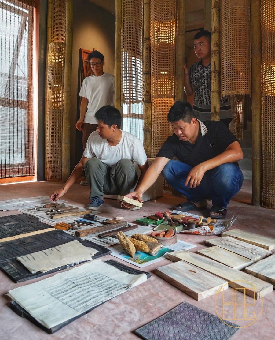 Ngoài trưng bày, trò chuyện, các nghệ nhân làng Thanh Liễu còn trình diễn thực hành san khắc mộc bản.