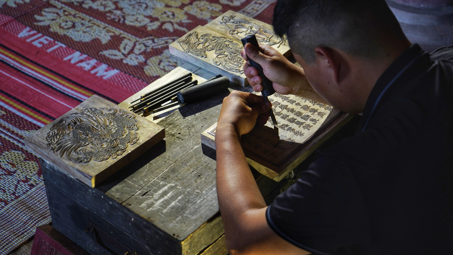 Thợ in khắc mộc bản phải biết chữ Hán, hiểu luật viết, nhận dạng các chữ in ngược để khi in ra chữ đọc xuôi.