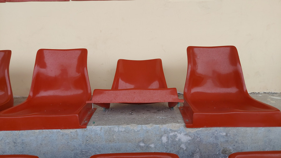 Ghế ngồi bị bong đinh vít, hư hỏng. Ảnh: Dung Nguyễn