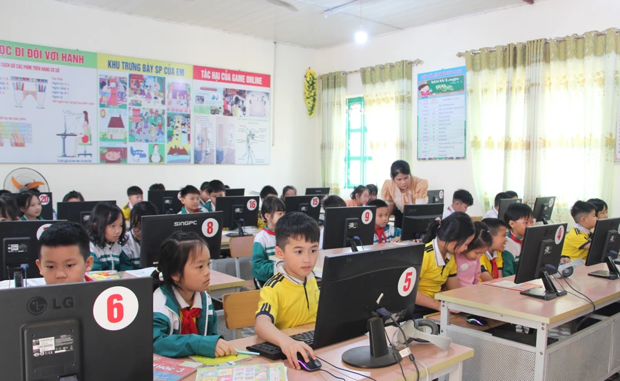 Tiết Tin học của cô trò Trường Tiểu học Him Lam.