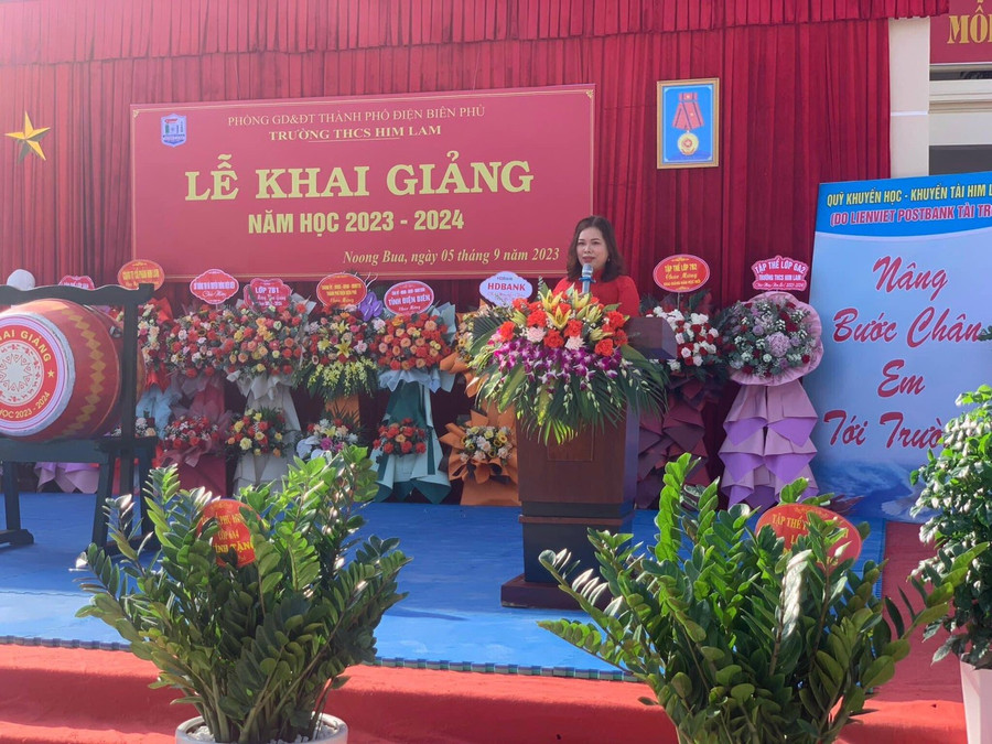 Nhà giáo Ưu tú Cao Thị Đại – Hiệu trưởng nhà trường phát biểu tại lễ khai giảng năm học mới. Ảnh: Trường THCS Him Lam