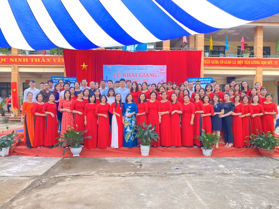 Tập thể sư phạm nhà trường chụp ảnh lưu niệm. Ảnh: Trường THCS Him Lam