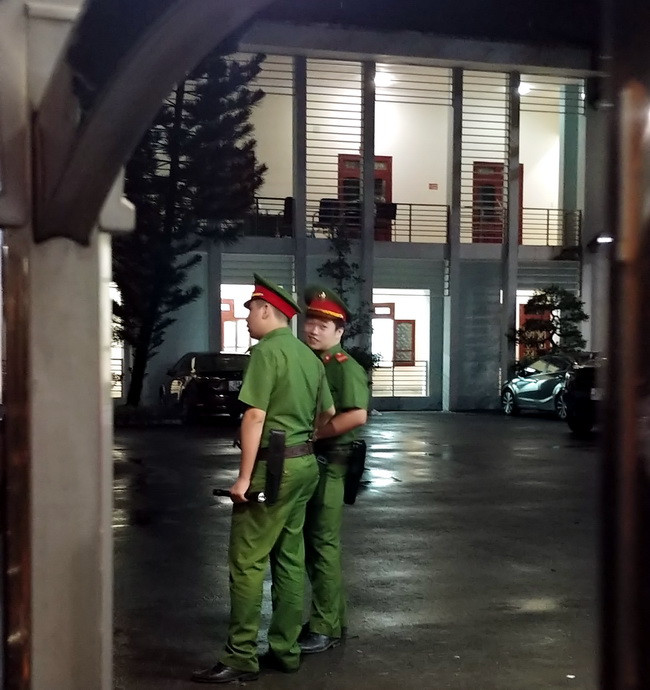 Trong khu vực làm việc, lực lượng công an túc trực ngày đêm để đảm bảo an ninh, trật tự