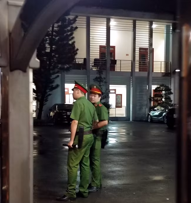 Trong khu vực làm việc, lực lượng công an túc trực ngày đêm để đảm bảo an ninh, trật tự Trong khu vực làm việc, lực lượng công an túc trực ngày đêm để đảm bảo an ninh, trật tự