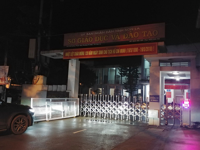 Trong đêm, cổng Sở tiếp tục được duy trì ra đóng vào mở