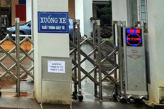 Khu vực Tổ công tác làm việc tại Sở GD&ĐT Sơn La được lực lượng công an bảo vệ nghiêm ngặt. Ngay từ sáng sớm khu vực Sở GD&ĐT đã ở trong tình trạng - nội bất xuất ngoại bất nhập. Cổng Sở ra đóng vào mở, treo biển - không nhiệm vụ miễn vào.