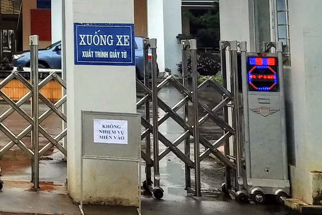 Khu vực Tổ công tác làm việc tại Sở GD&ĐT Sơn La được lực lượng công an bảo vệ nghiêm ngặt. Ngay từ sáng sớm khu vực Sở GD&ĐT đã ở trong tình trạng - nội bất xuất ngoại bất nhập. Cổng Sở ra đóng vào mở, treo biển - không nhiệm vụ miễn vào. Khu vực Tổ công tác làm việc tại Sở GD&ĐT Sơn La được lực lượng công an bảo vệ nghiêm ngặt. Ngay từ sáng sớm khu vực Sở GD&ĐT đã ở trong tình trạng - nội bất xuất ngoại bất nhập. Cổng Sở ra đóng vào mở, treo biển - không nhiệm vụ miễn vào.