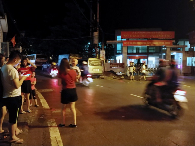 Người dân trong tổ phố rất quan tâm đến hoạt động này tại Sở GD&ĐT hai ngày gần nay. Gần nửa đêm, vẫn nhiều người đứng ngóng vào các phòng làm việc của Sở.